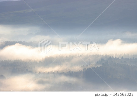 霧に覆われた山 霧に覆われた山 142568325