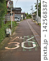 消えかけたゾーン30の標示 142568387