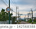 田舎道に立つ速度制限標識 142568388