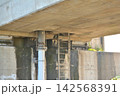 高架橋橋脚の点検用ハシゴと配管 142568391