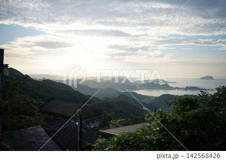 台湾・九份から望む山並みと海の夕景 台湾・九份から望む山並みと海の夕景 142568426