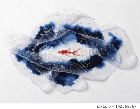 薄氷のような半透明和紙に金魚のシルエットと藍色の水彩が透ける背景 142568567