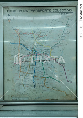都市のメキシコシティ地下鉄の路線図案内板 都市のメキシコシティ地下鉄の路線図案内板 142568754