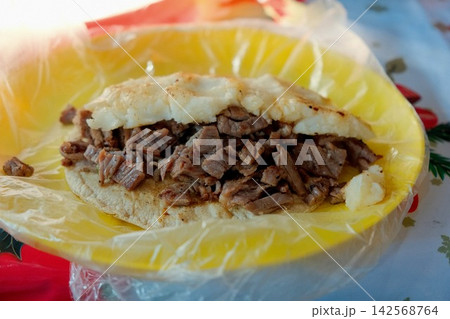 メキシコシティの刻み牛肉を挟んだトルタ 142568764