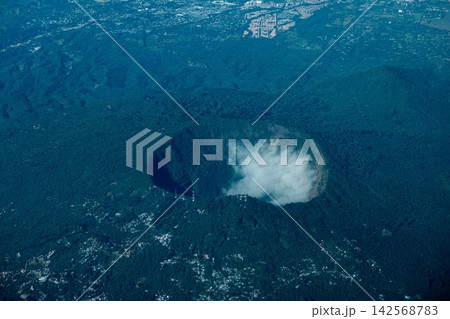 メキシコシティ近郊の森林に覆われた火山クレーターと雲 メキシコシティ近郊の森林に覆われた火山クレーターと雲 142568783