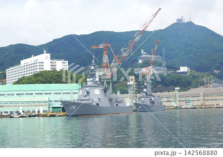 長崎港港湾から見た風景　長崎の町並み（造船所ドッグ） 142568880