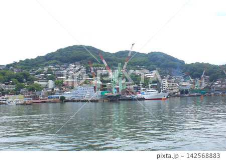 長崎港港湾から見た風景　長崎の町並み（造船所ドッグ） 142568883