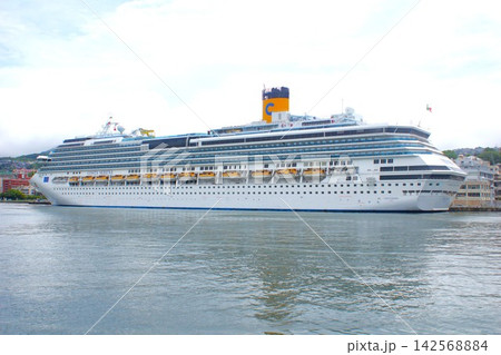長崎港港湾から見た風景　長崎の町並み（長崎港クルーズ船　COSTA SERENA） 142568884