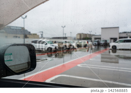 雨のスーパー屋上駐車場 雨のスーパー屋上駐車場 142568885