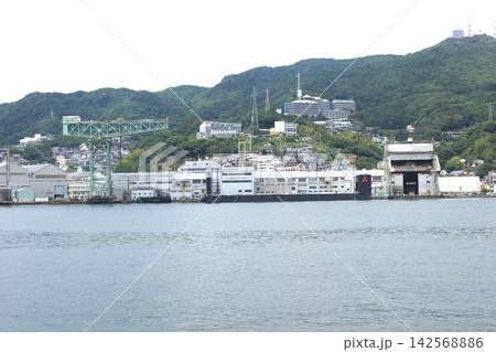 長崎港港湾から見た風景　長崎の町並み（造船所） 142568886