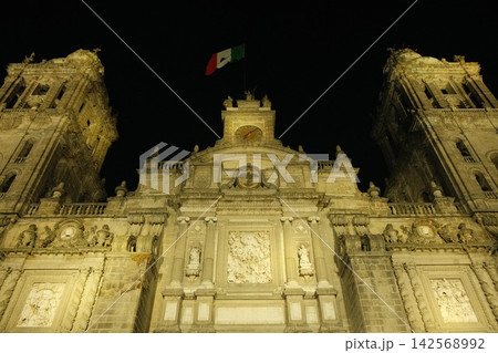 歴史地区の夜にライトアップされたメキシコシティ・メトロポリタン大聖堂 歴史地区の夜にライトアップされたメキシコシティ・メトロポリタン大聖堂 142568992