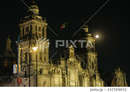歴史地区の月夜にライトアップされたメキシコシティ・メトロポリタン大聖堂 142569032