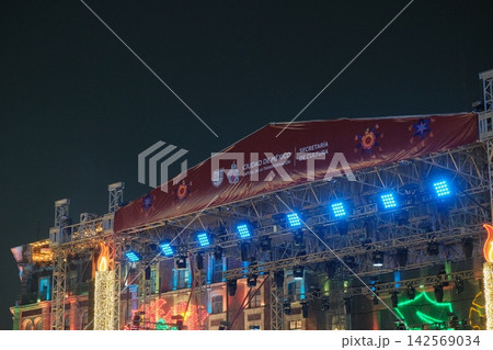 都市のメキシコシティの夜を彩る屋外イベントステージ 都市のメキシコシティの夜を彩る屋外イベントステージ 142569034