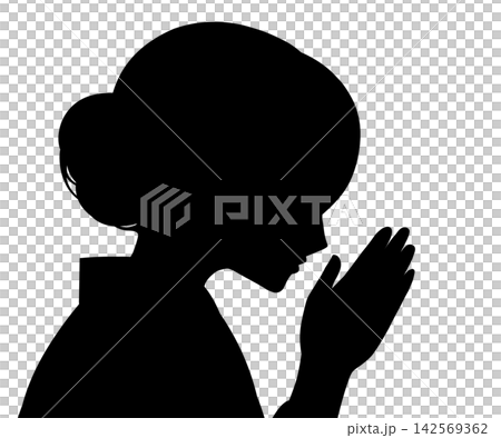 一位身著傳統日式服裝的女性的剪影，雙手交握 142569362
