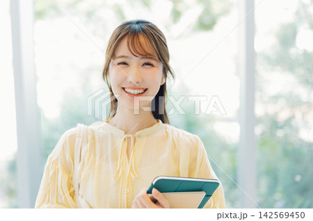笑顔の女子大学生 笑顔の女子大学生 142569450