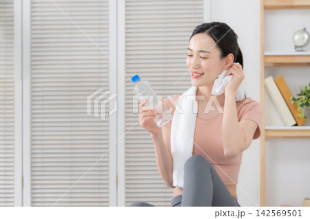 女性　ストレッチ	 142569501