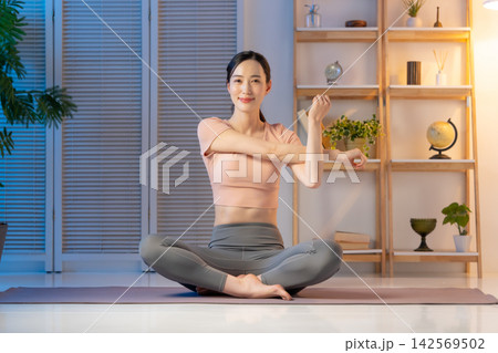 女性　ストレッチ	 142569502
