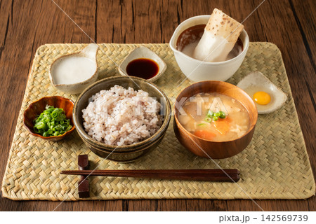炊き立ての五穀米と長芋とろろの和食定食 炊き立ての五穀米と長芋とろろの和食定食 142569739