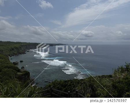 沖縄の断崖絶壁とリーフに砕ける白波の絶景 142570397