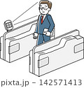 顔認証の自動改札を通る男性 142571413