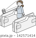 顔認証の自動改札を通る女性 142571414