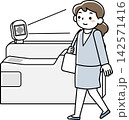 顔認証の自動改札を通る女性 142571416