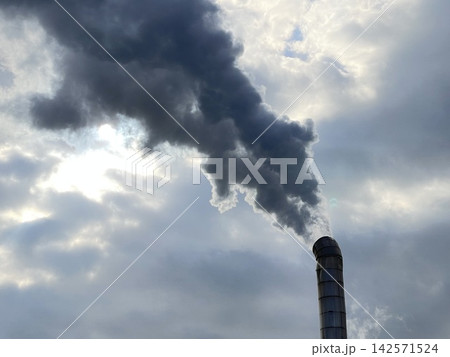 工業用煙突から空へ激しく排出される黒煙と大気汚染 工業用煙突から空へ激しく排出される黒煙と大気汚染 142571524