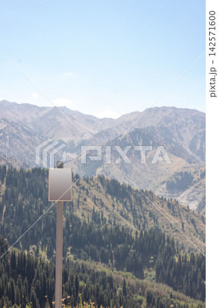 Blank information sign against mountain landscape in clear daylight with copy space for text 142571600