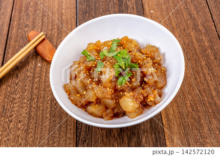 farmhouse style stir-fried sweet potato starch jelly with spicy chili sauce on a rustic wooden tray farmhouse style stir-fried sweet potato starch jelly with spicy chili sauce on a rustic wooden tray 142572120