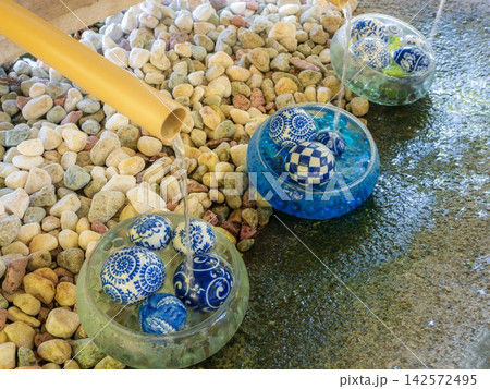 水に浮かぶ手水 142572495