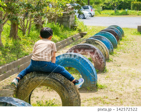 公園の遊具で遊ぶ子供 公園の遊具で遊ぶ子供 142572522