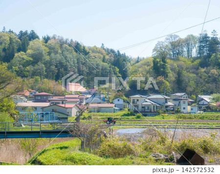 秋の田園を走る特急列車 秋の田園を走る特急列車 142572532