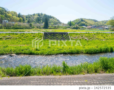 田植えを終えた水田 142572535