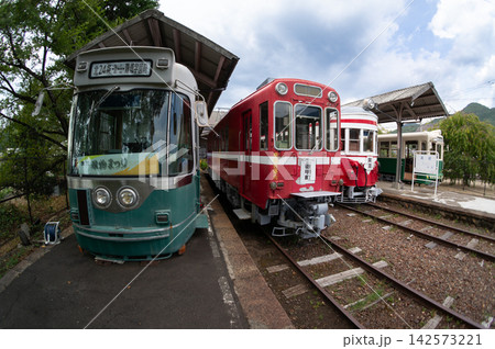 旧美濃駅に保存された丸窓電車のレトロな佇まい 旧美濃駅に保存された丸窓電車のレトロな佇まい 142573221