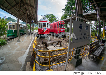 旧美濃駅に保存された丸窓電車のレトロな佇まい 旧美濃駅に保存された丸窓電車のレトロな佇まい 142573229