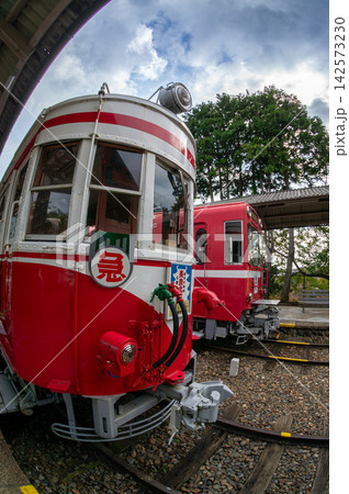旧美濃駅に保存された丸窓電車のレトロな佇まい 旧美濃駅に保存された丸窓電車のレトロな佇まい 142573230