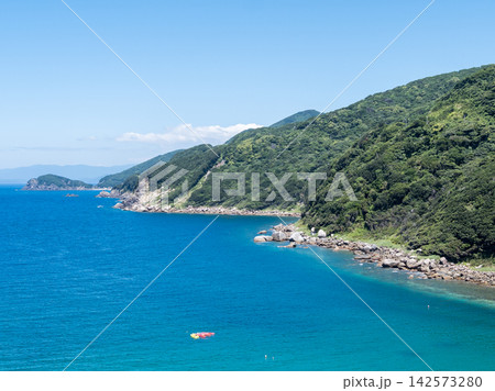 【柏島】夏の透き通るエメラルドグリーンの海 142573280