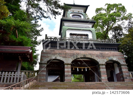 金沢市 尾山神社神門と尾山神社表参道 金沢市 尾山神社神門と尾山神社表参道 142573606