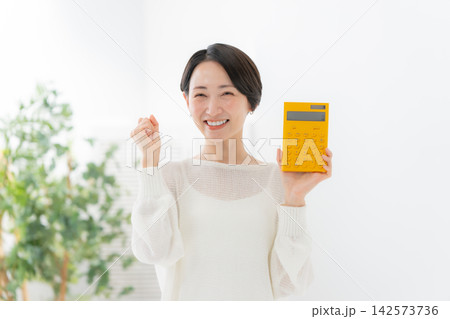 電卓を持つ女性 電卓を持つ女性 142573736