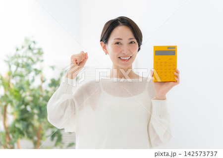 電卓を持つ女性 電卓を持つ女性 142573737