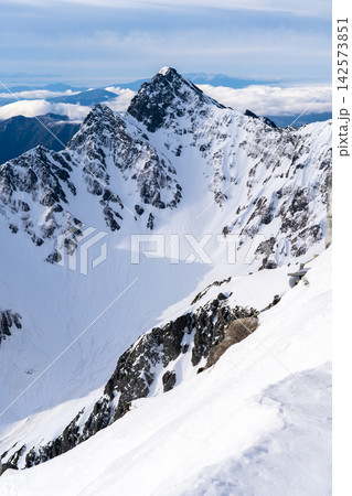 北穂高小屋から見る朝日に輝く前穂高岳 初夏残雪期の北アルプス北穂高岳登山 北穂高小屋から見る朝日に輝く前穂高岳 初夏残雪期の北アルプス北穂高岳登山 142573851