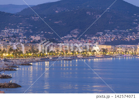 真夏の南フランスのニースの夜景 真夏の南フランスのニースの夜景 142574071
