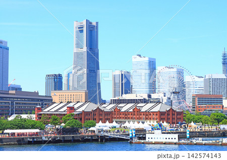 神奈川県横浜市、横浜赤レンガ倉庫とランドマークタワーの風景 142574143