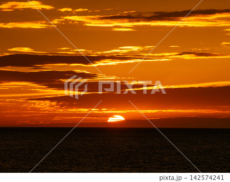 夕焼けの海と水平線 142574241
