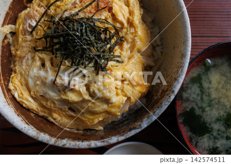 青森県蓬田村の海近くの食堂で味わう昔ながらのカツ丼 142574511