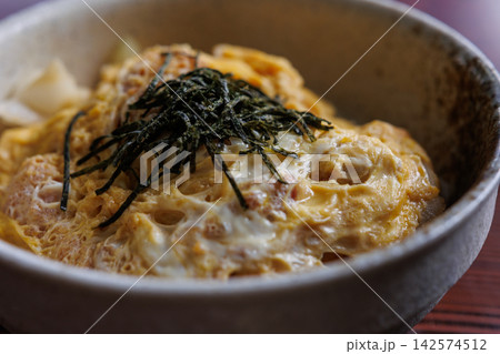 青森の海近くの食堂で味わう昔ながらのカツ丼 青森の海近くの食堂で味わう昔ながらのカツ丼 142574512