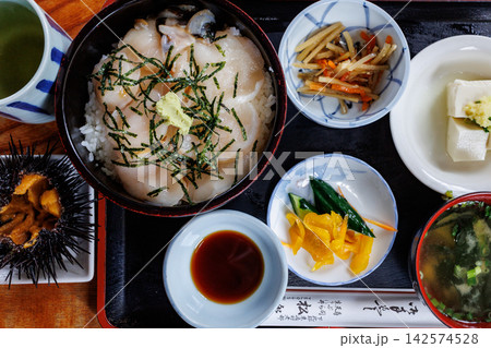 青森県東通村の名産「野牛ホタテ」とホタテ丼 青森県東通村の名産「野牛ホタテ」とホタテ丼 142574528