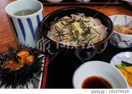 青森県東通村の名産「野牛ホタテ」とホタテ丼 青森県東通村の名産「野牛ホタテ」とホタテ丼 142574529