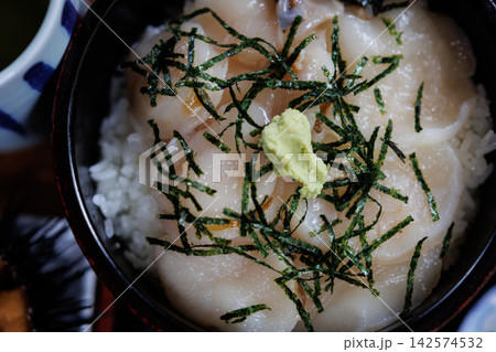 青森県東通村の名産「野牛ホタテ」とホタテ丼 青森県東通村の名産「野牛ホタテ」とホタテ丼 142574532