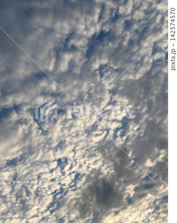 日ざしのさす雲と広がる青空 日ざしのさす雲と広がる青空 142574570